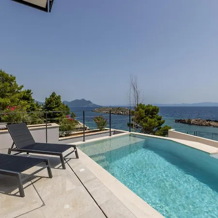 Luxury Luce Seaside Heated Pool Sauna