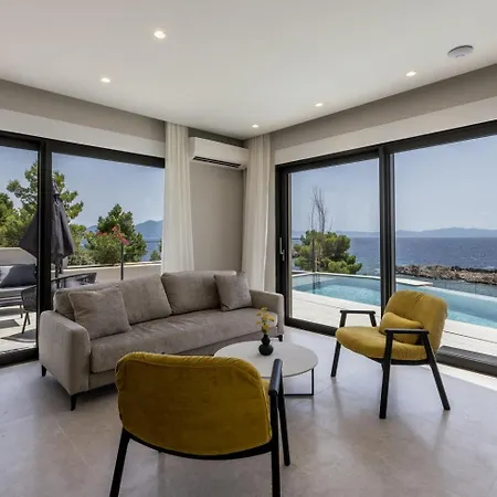 Luxury Luce Seaside Heated Pool Sauna