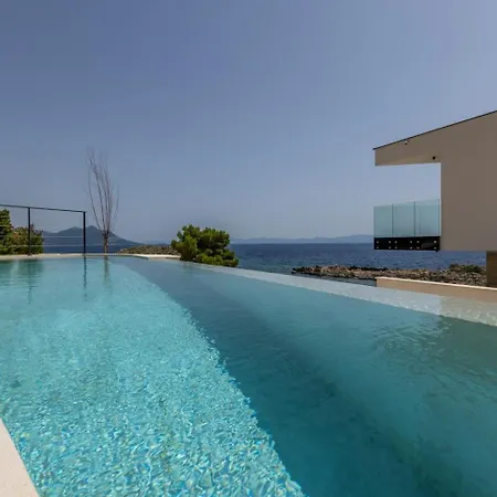 Luxury Luce Seaside Heated Pool Sauna