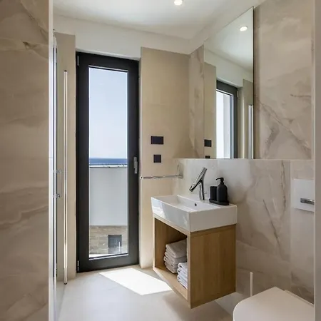 Luxury Luce Seaside Heated Pool Sauna 别墅