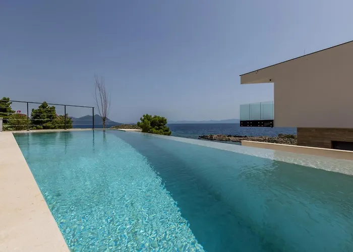 Luxury Luce Seaside Heated Pool Sauna