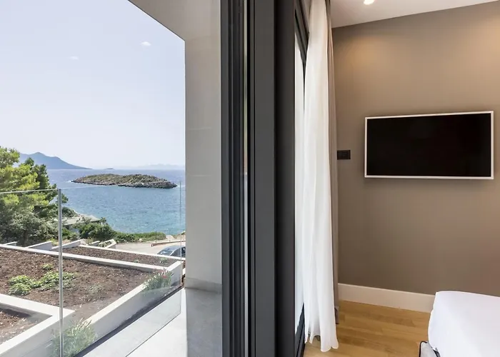 Luxury Luce Seaside Heated Pool Sauna Villa