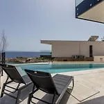Вилла Luxury Luce Seaside Heated Pool Sauna Potomje