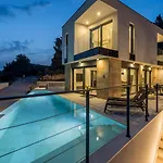 Вилла Luxury Luce Seaside Heated Pool Sauna Potomje