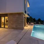 Luxury Luce Seaside Heated Pool Sauna