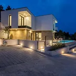 Luxury Luce Seaside Heated Pool Sauna Villa