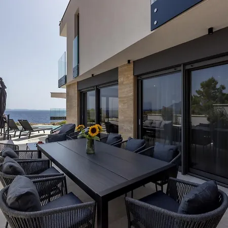 Luxury Luce Seaside Heated Pool Sauna