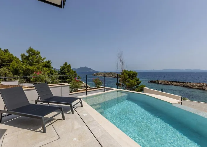 Luxury Luce Seaside Heated Pool Sauna