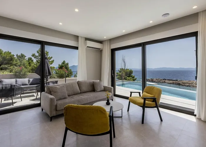 Luxury Luce Seaside Heated Pool Sauna