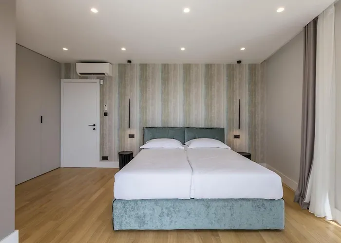 Luxury Luce Seaside Heated Pool Sauna *