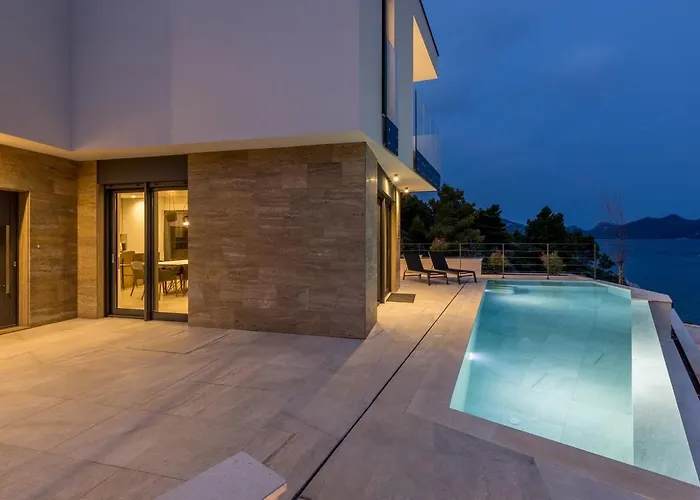 Luxury Luce Seaside Heated Pool Sauna